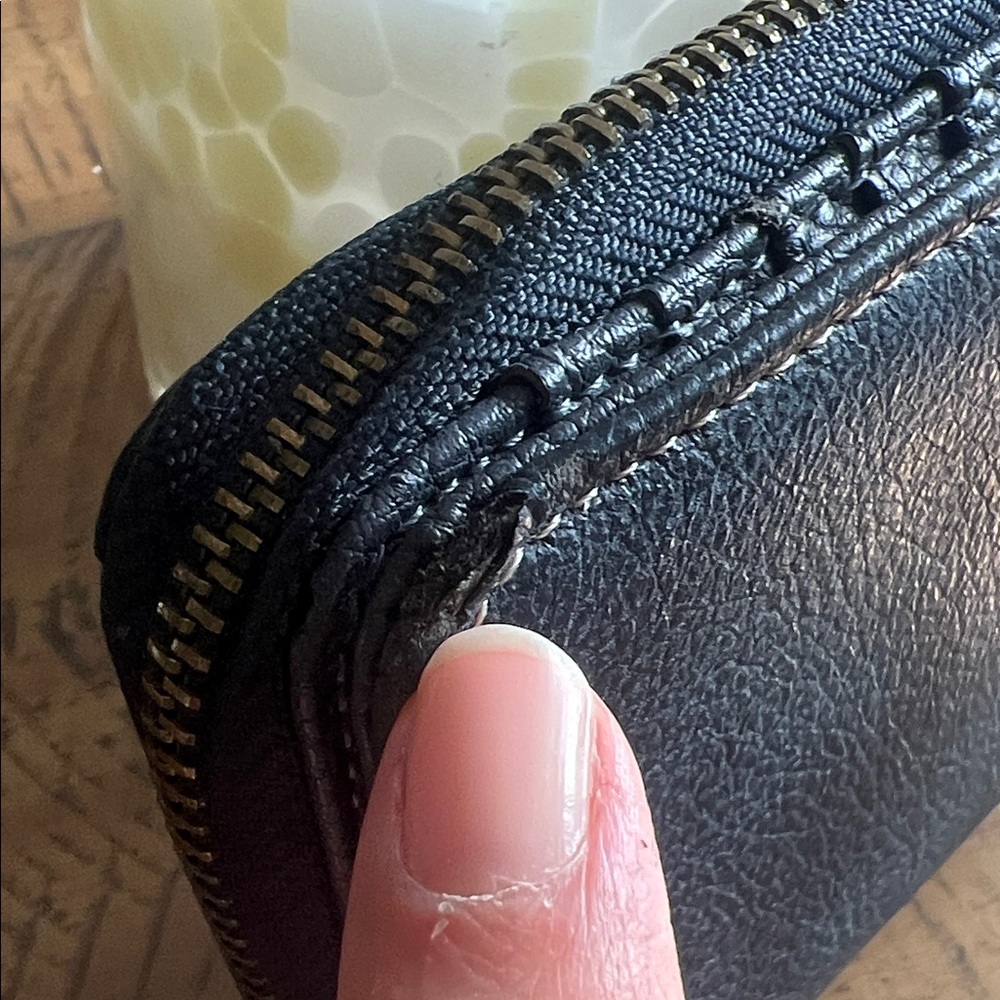 ROOTS Black Leather Zip Wallet - Picture 4 of 9